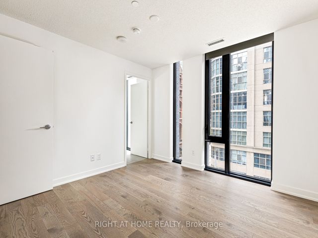 415 - 25 Richmond St E