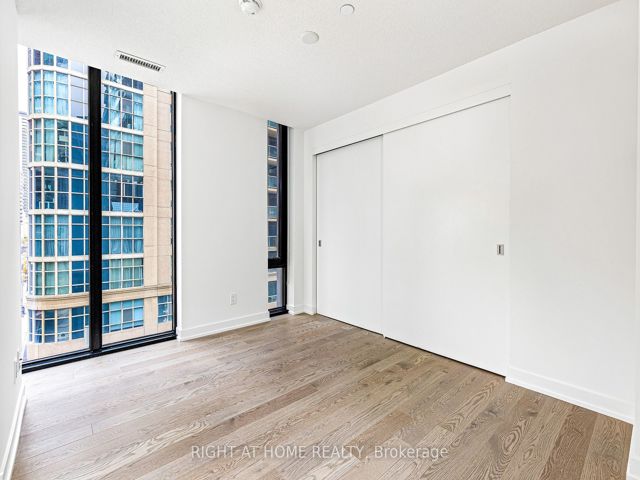 415 - 25 Richmond St E