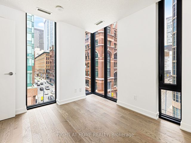 415 - 25 Richmond St E