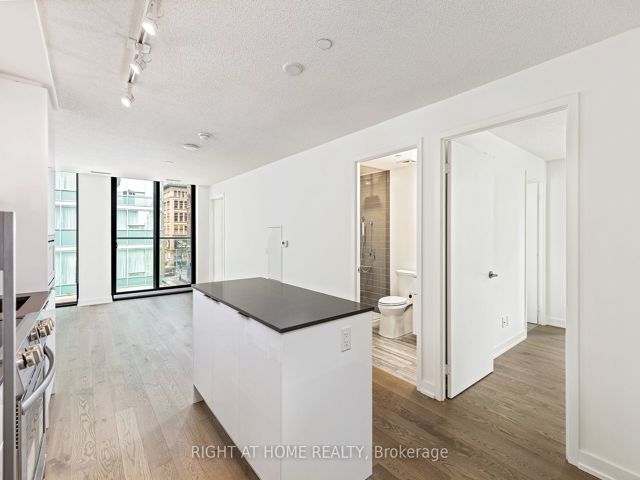 415 - 25 Richmond St E