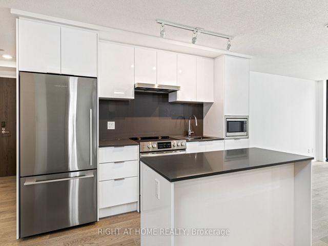 415 - 25 Richmond St E