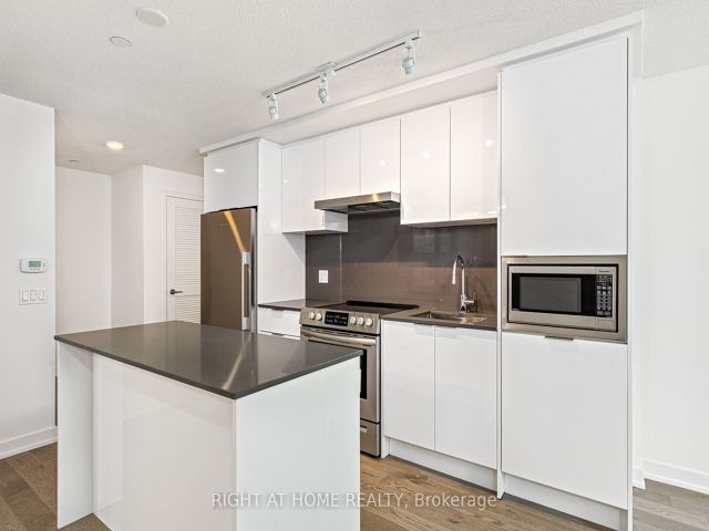 415 - 25 Richmond St E