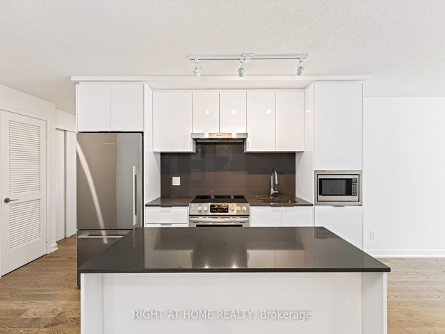 415 - 25 Richmond St E