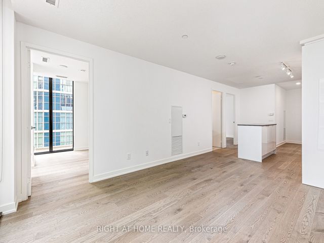 415 - 25 Richmond St E