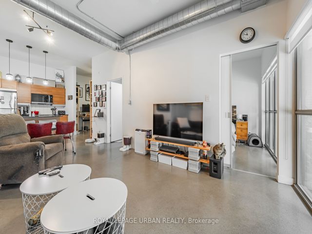 209 - 569 King St E