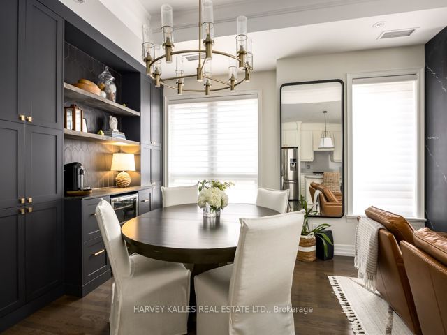 Th10 - 21 Burkebrook Pl
