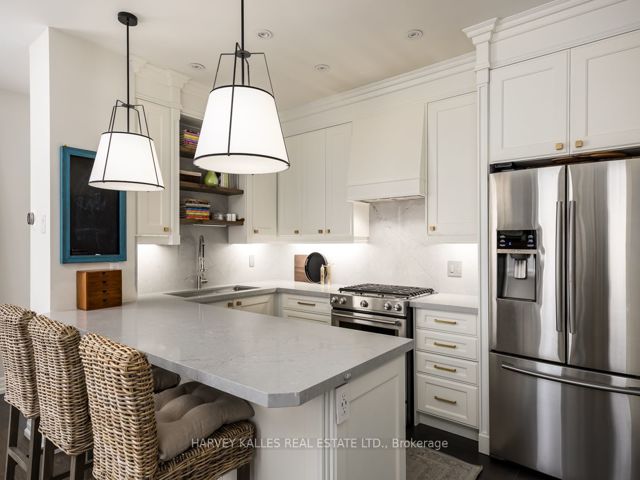 Th10 - 21 Burkebrook Pl