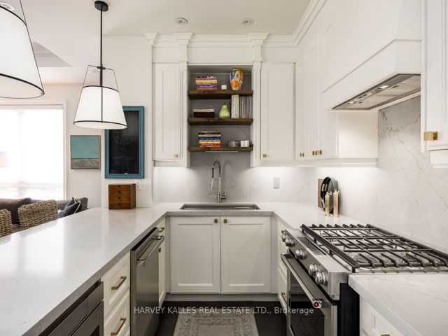 Th10 - 21 Burkebrook Pl