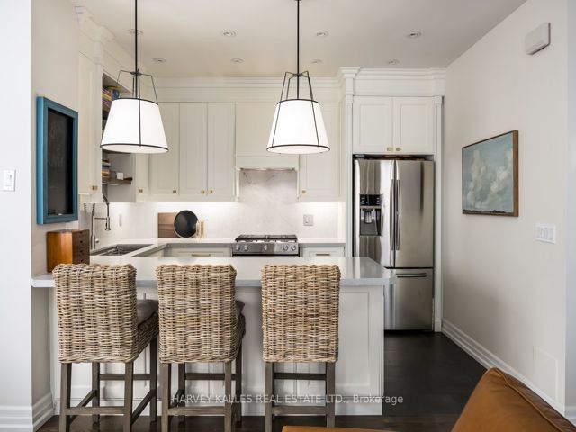 Th10 - 21 Burkebrook Pl