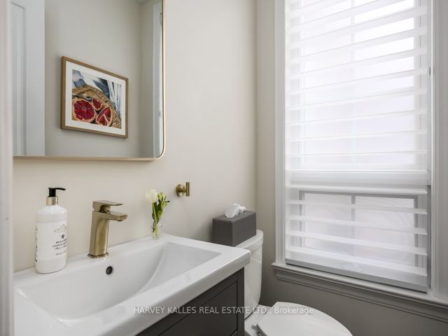 Th10 - 21 Burkebrook Pl
