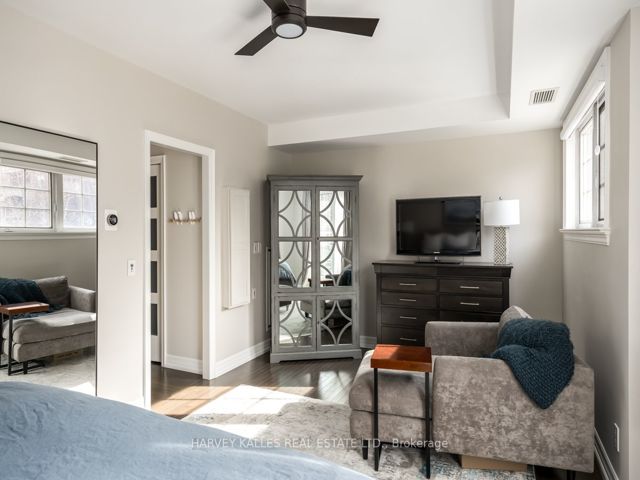 Th10 - 21 Burkebrook Pl