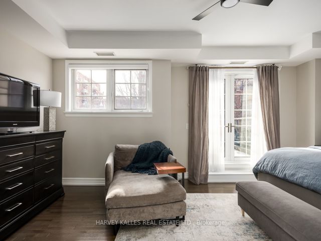 Th10 - 21 Burkebrook Pl