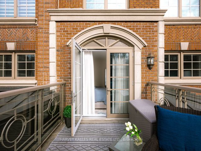 Th10 - 21 Burkebrook Pl