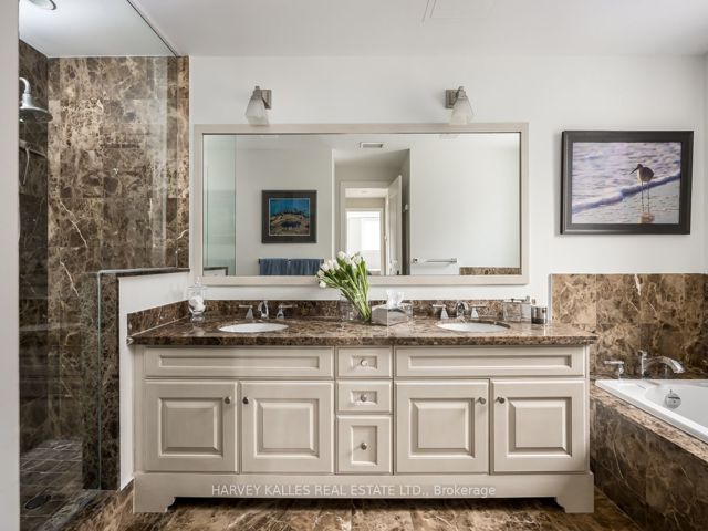 Th10 - 21 Burkebrook Pl