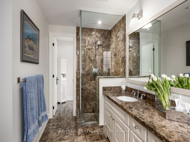 Th10 - 21 Burkebrook Pl
