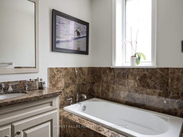 Th10 - 21 Burkebrook Pl