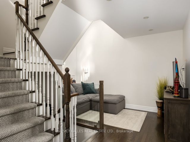 Th10 - 21 Burkebrook Pl