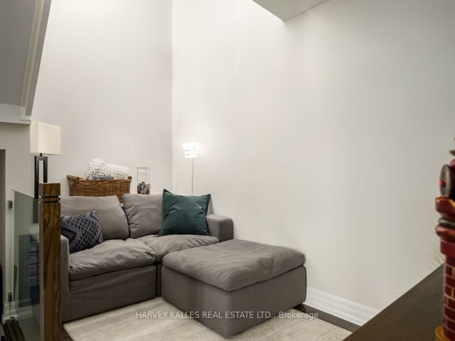 Th10 - 21 Burkebrook Pl