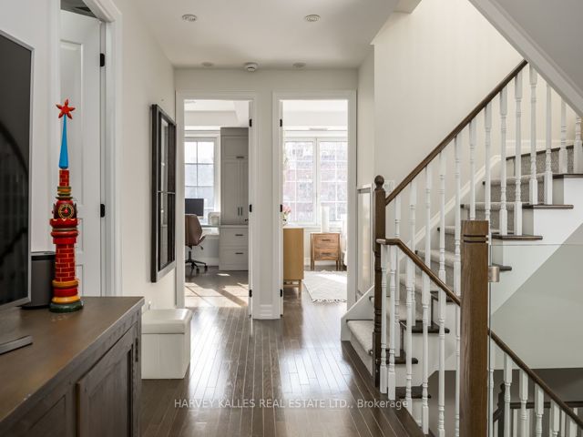 Th10 - 21 Burkebrook Pl