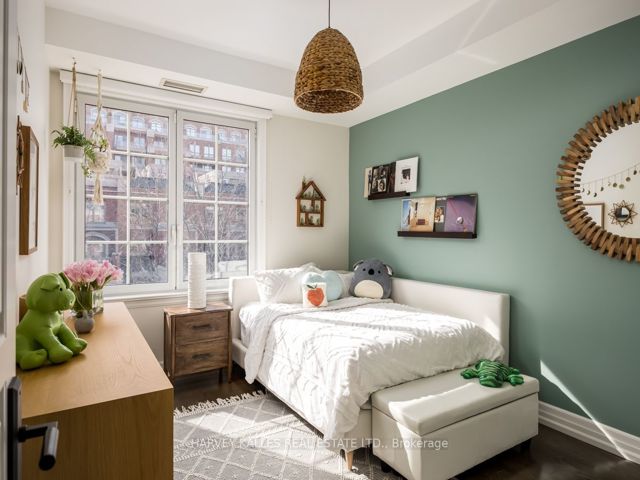 Th10 - 21 Burkebrook Pl