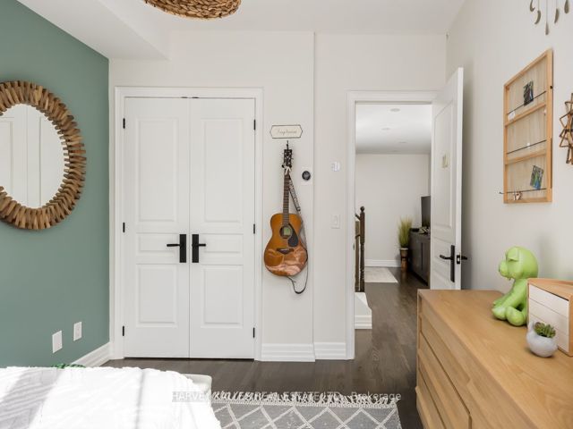 Th10 - 21 Burkebrook Pl