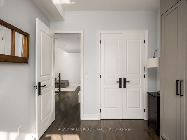 Th10 - 21 Burkebrook Pl