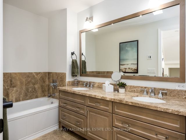 Th10 - 21 Burkebrook Pl