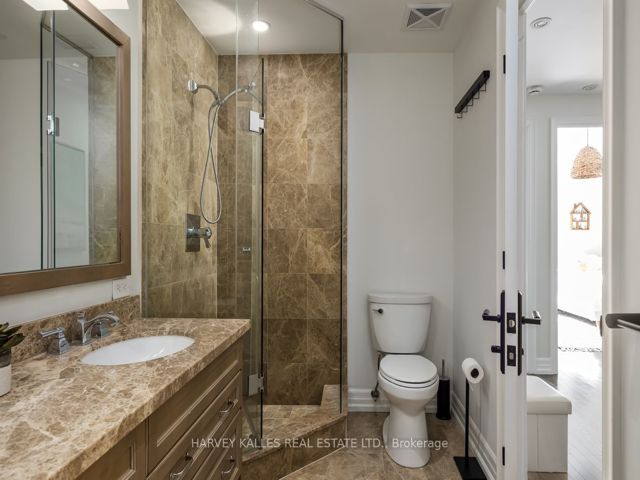 Th10 - 21 Burkebrook Pl