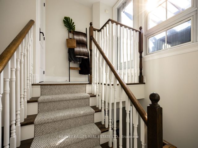 Th10 - 21 Burkebrook Pl