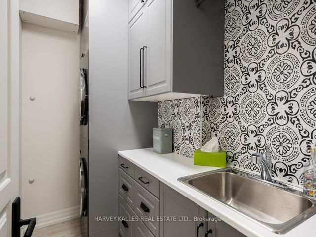 Th10 - 21 Burkebrook Pl