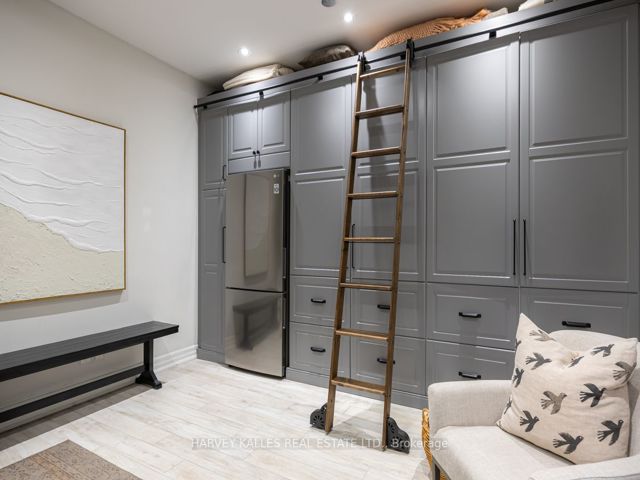 Th10 - 21 Burkebrook Pl
