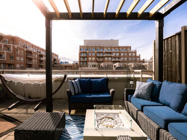 Th10 - 21 Burkebrook Pl