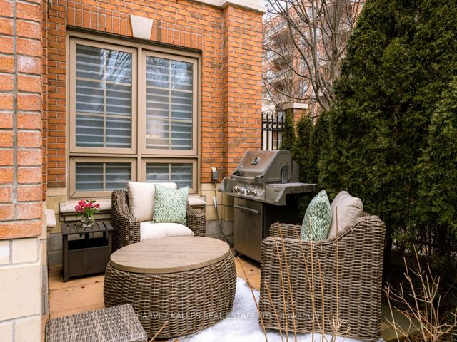 Th10 - 21 Burkebrook Pl