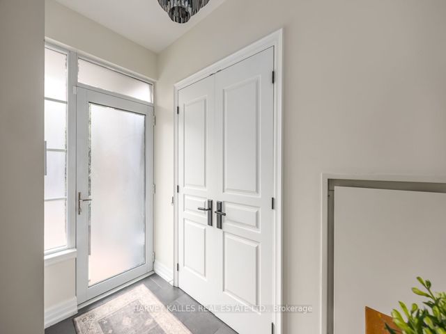 Th10 - 21 Burkebrook Pl