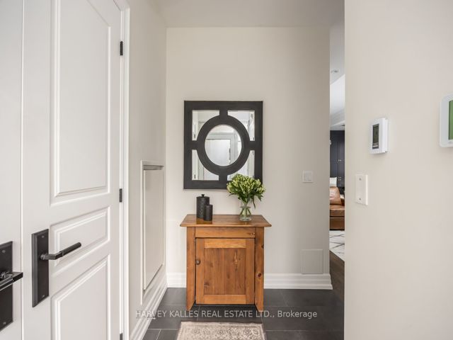 Th10 - 21 Burkebrook Pl