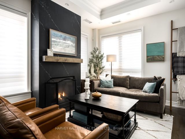 Th10 - 21 Burkebrook Pl
