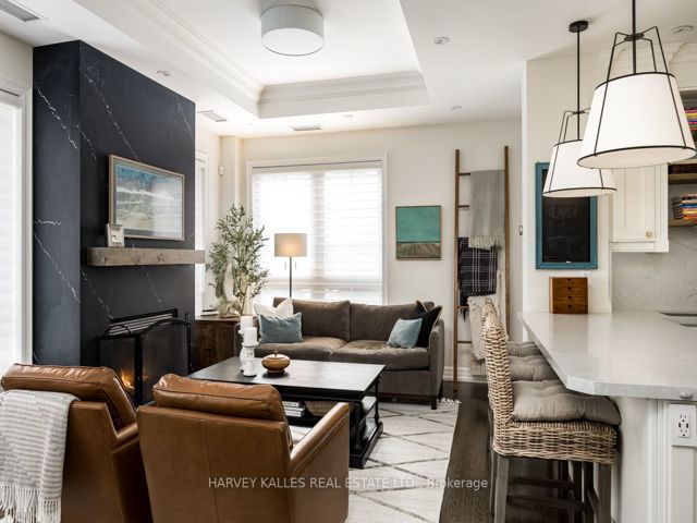 Th10 - 21 Burkebrook Pl