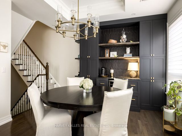 Th10 - 21 Burkebrook Pl