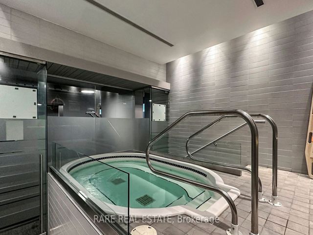 530 - 637 Lake Shore Blvd W
