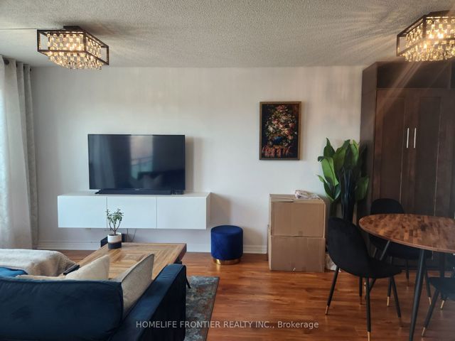 504 - 300 Bloor St E