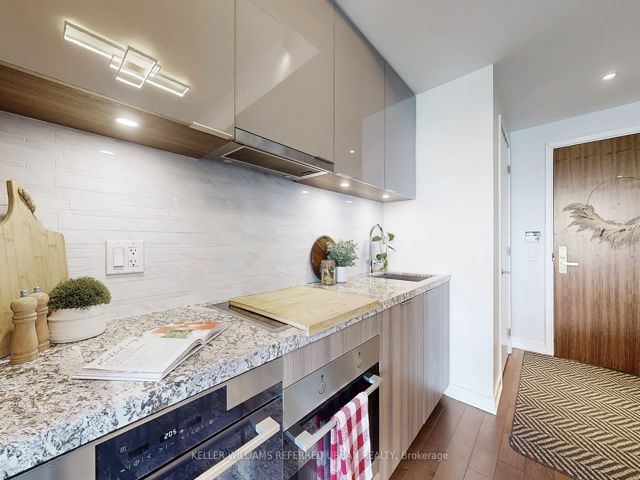 1401 - 15 Queens Quay E