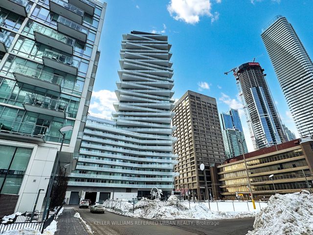 1401 - 15 Queens Quay E