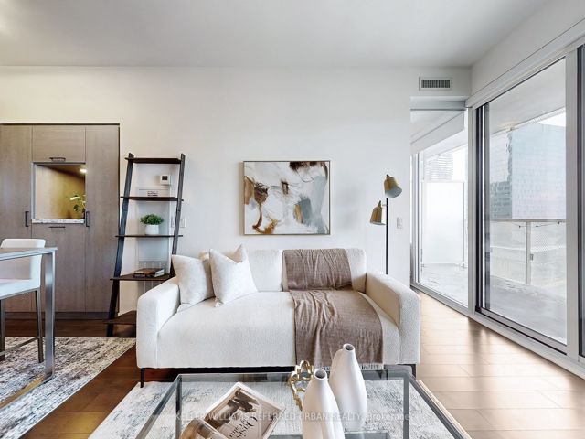 1401 - 15 Queens Quay E