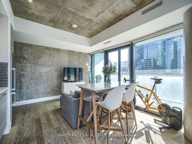 1507 - 224 King St W