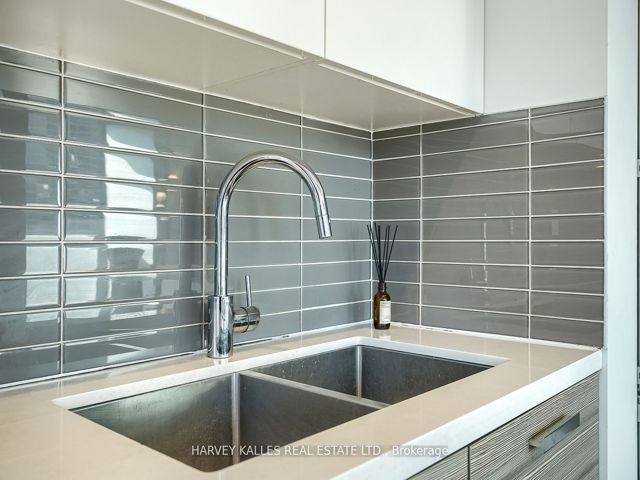 1507 - 224 King St W