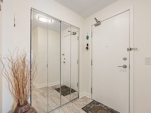 1515 - 17 Barberry Pl