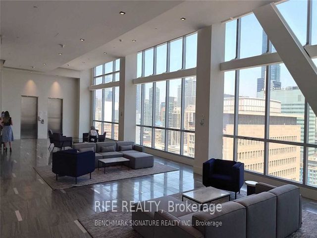 4005 - 488 University Ave