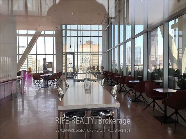 4005 - 488 University Ave