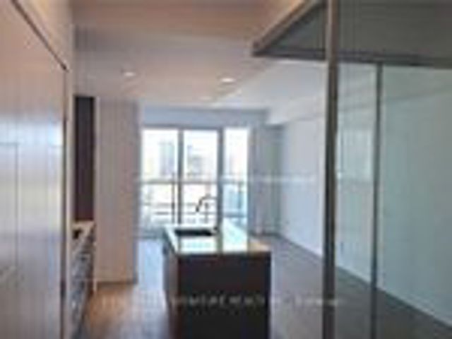 4005 - 488 University Ave