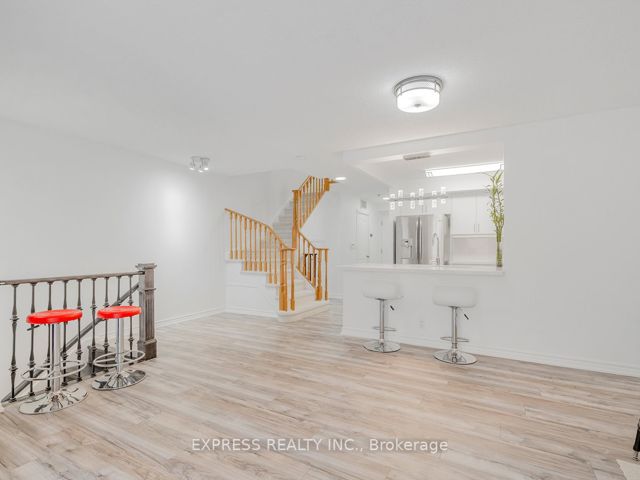 1206 - 28 Sommerset Way